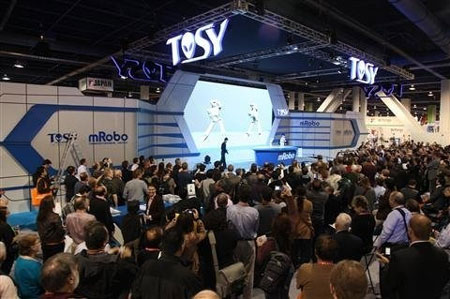 Gian hàng của TOSY thu hút nhiều khách tham quan triển lãm CES 2013.